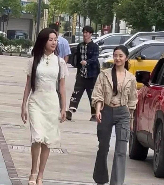 说实话刘浩存的头真的小，腿也是真的长，觉得她的比例真的蛮好的，怪不得一出道，就能