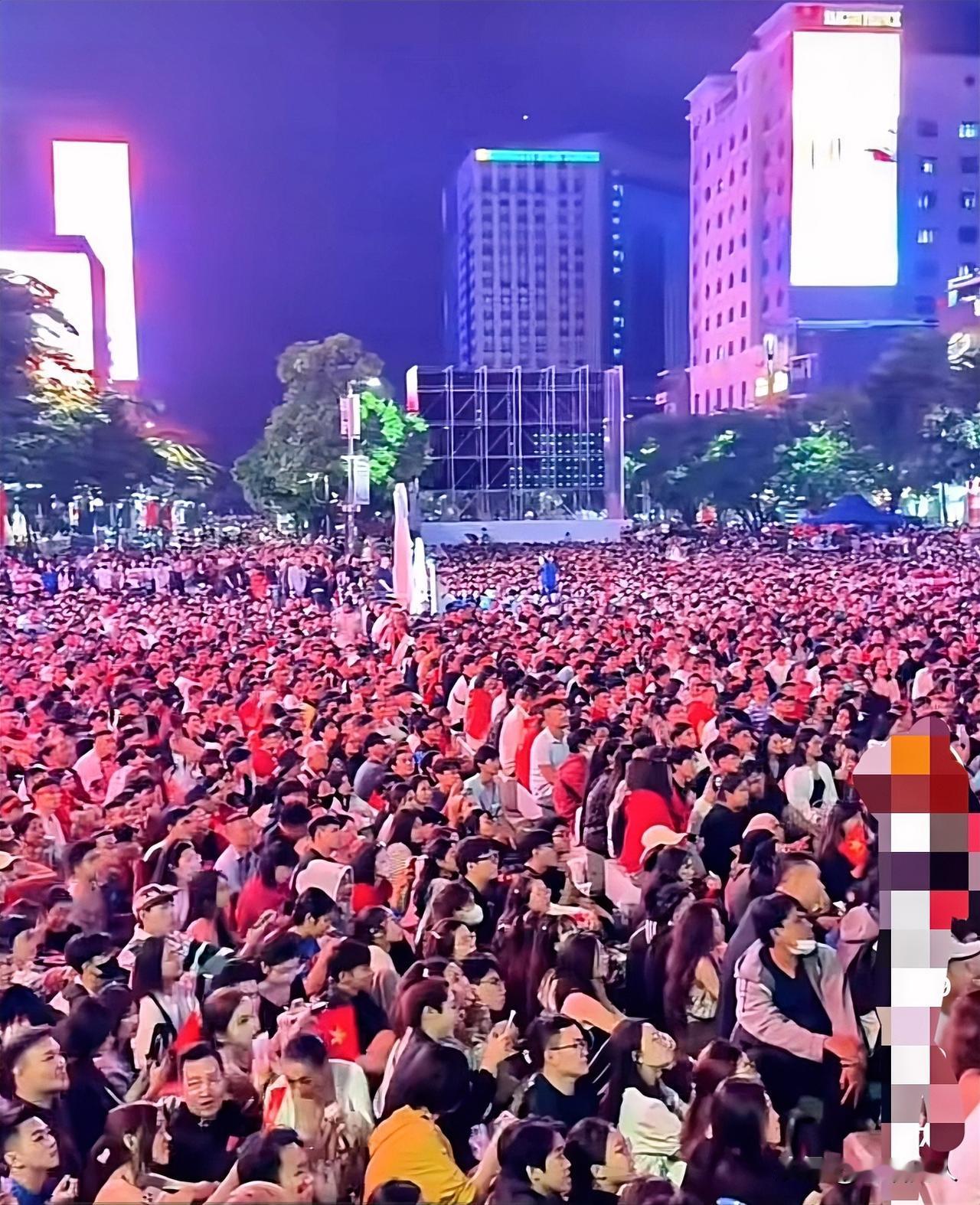 一场普通的比赛，看出了他们真正的目的！越南和中国队的足球比赛，足球场外越南观众