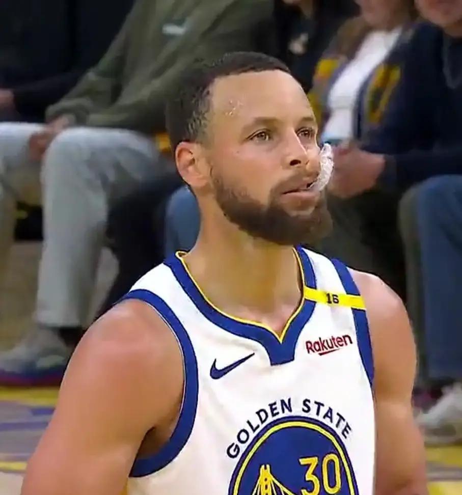 三分王又换人！库里刚把纪录拉到3500记，米切尔就追上来。现在投三分