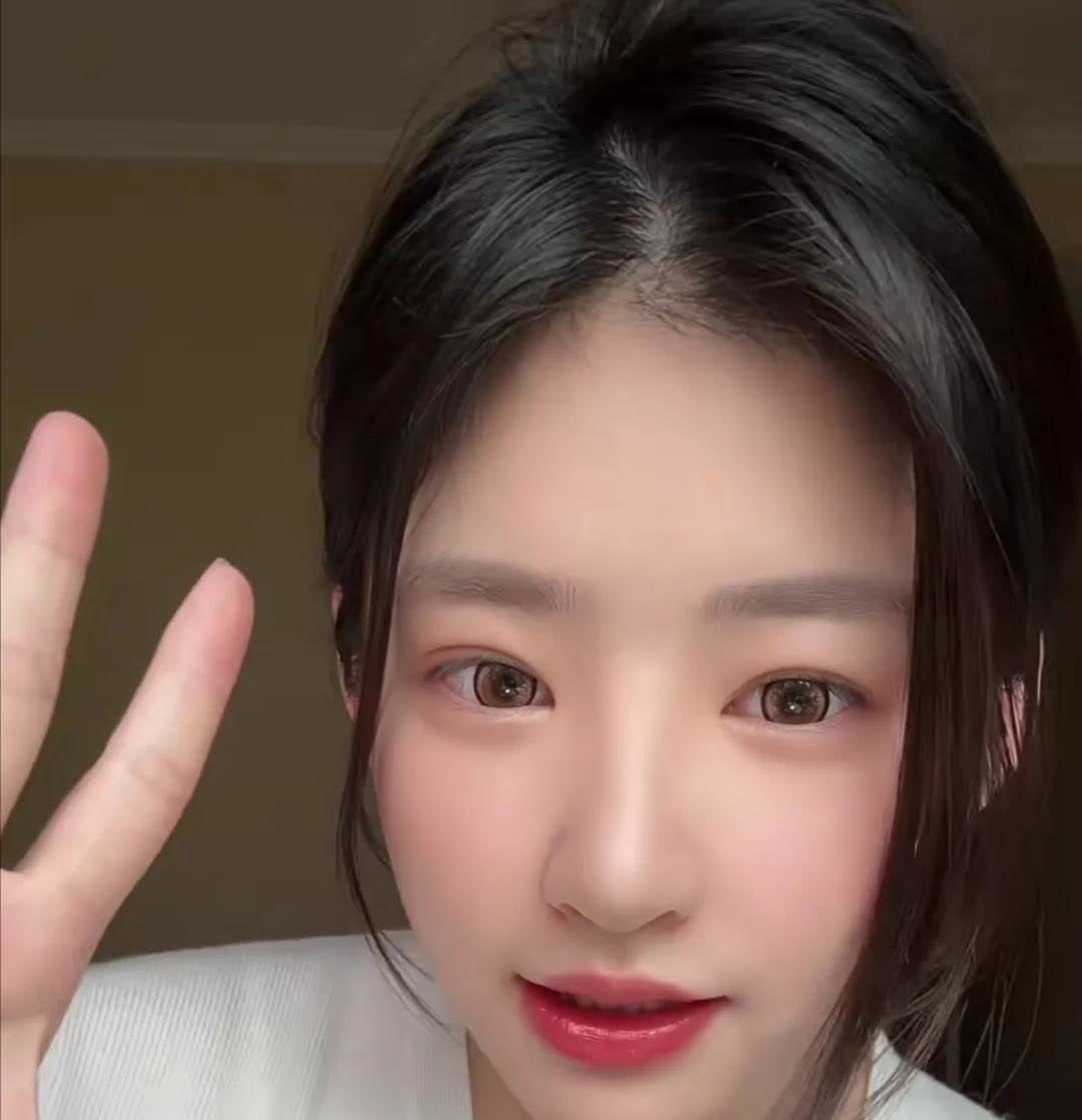 生了王思聪孩子的女网红原生家庭很扭曲，原来是她母亲让她去找王思聪的，生完孩子就让