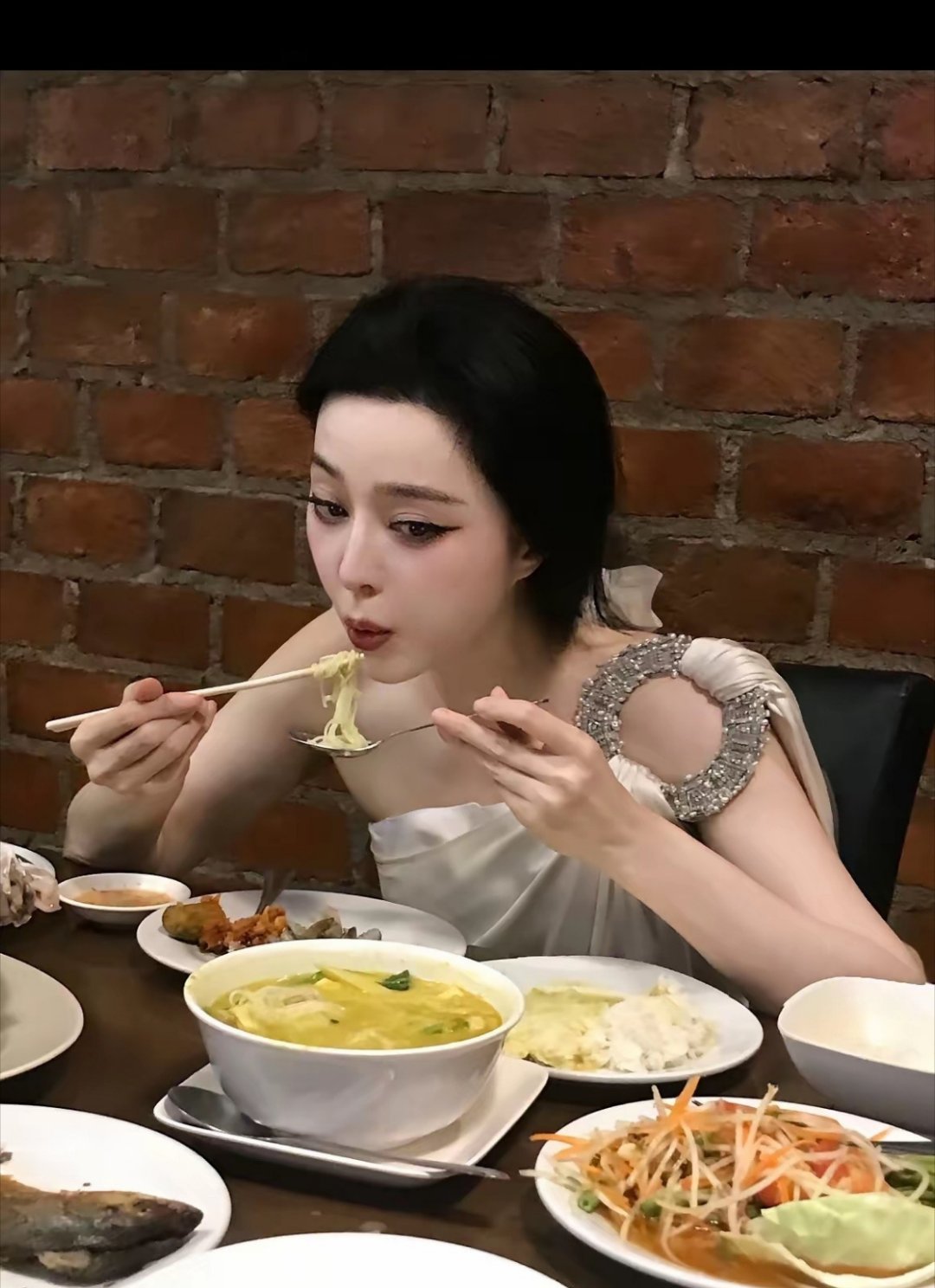 范冰冰拥有绝佳骨相，皮肉紧紧贴骨，面部不松不肿，这么多年状态依旧稳定能打。