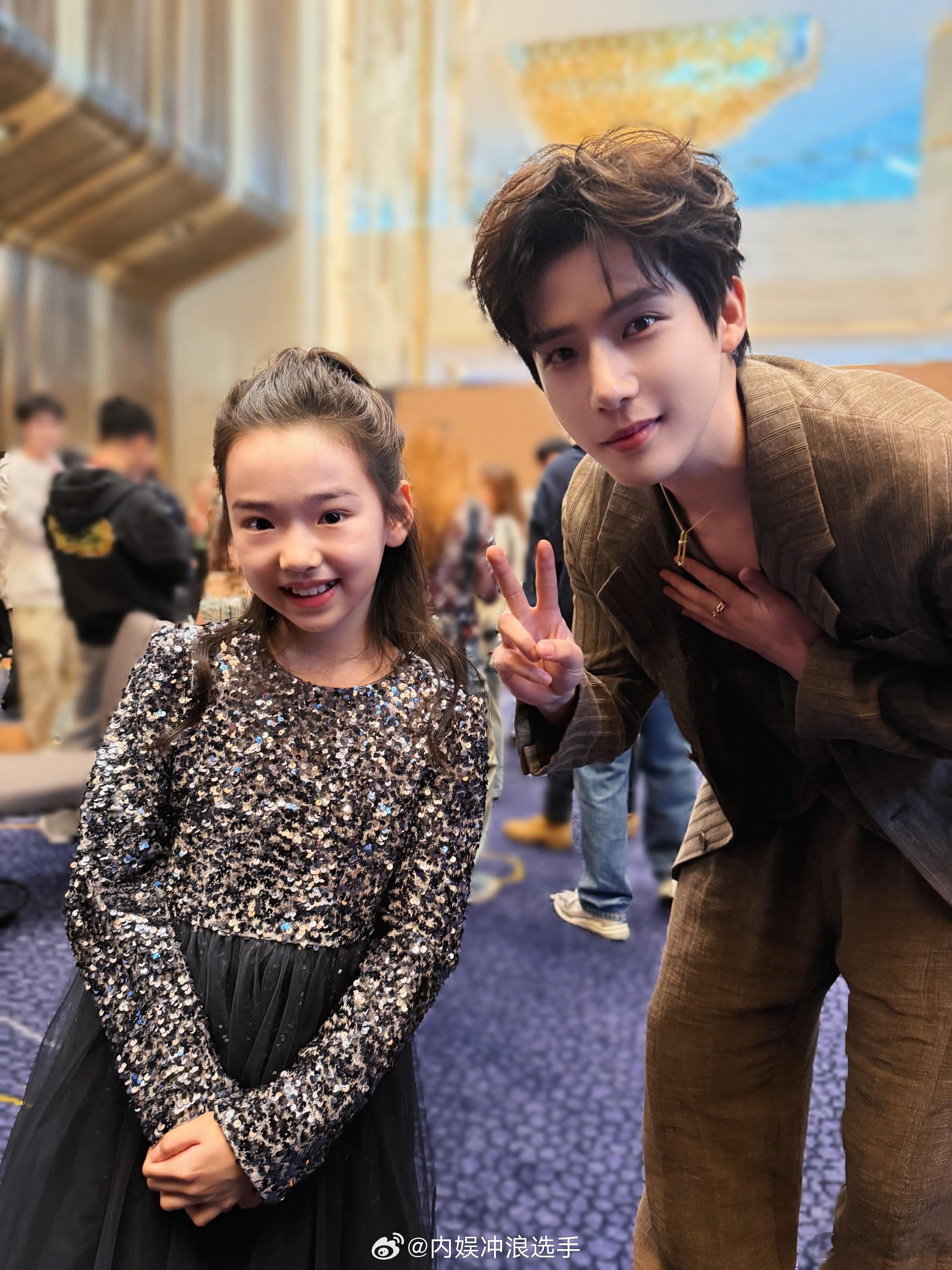 王安宇跟小酒窝合照时捂胸王安宇跟小酒窝合照时捂住深V多此一举哈哈哈哈