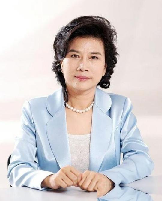 董明珠去公司食堂吃饭，她发现一碗麻辣烫竟然要15块，外面3块钱一斤的青菜，单位竟