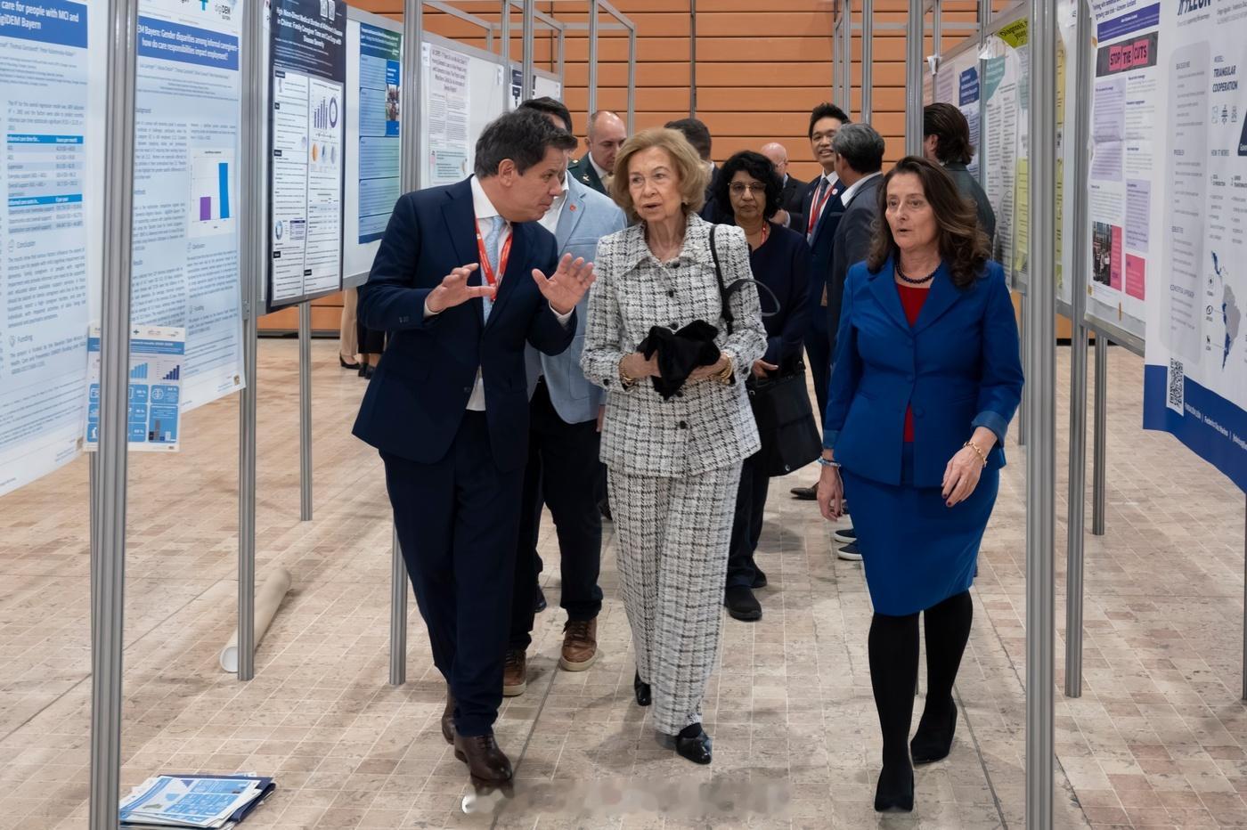 西班牙王室4月15日，索菲亚王后在法国出差的第二天，首先参观了里昂会议宫大厅举