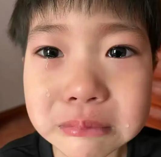 陕西西安一个班主任正在办公室批评一个男孩。老师问了一个问题，却得到了一个让她