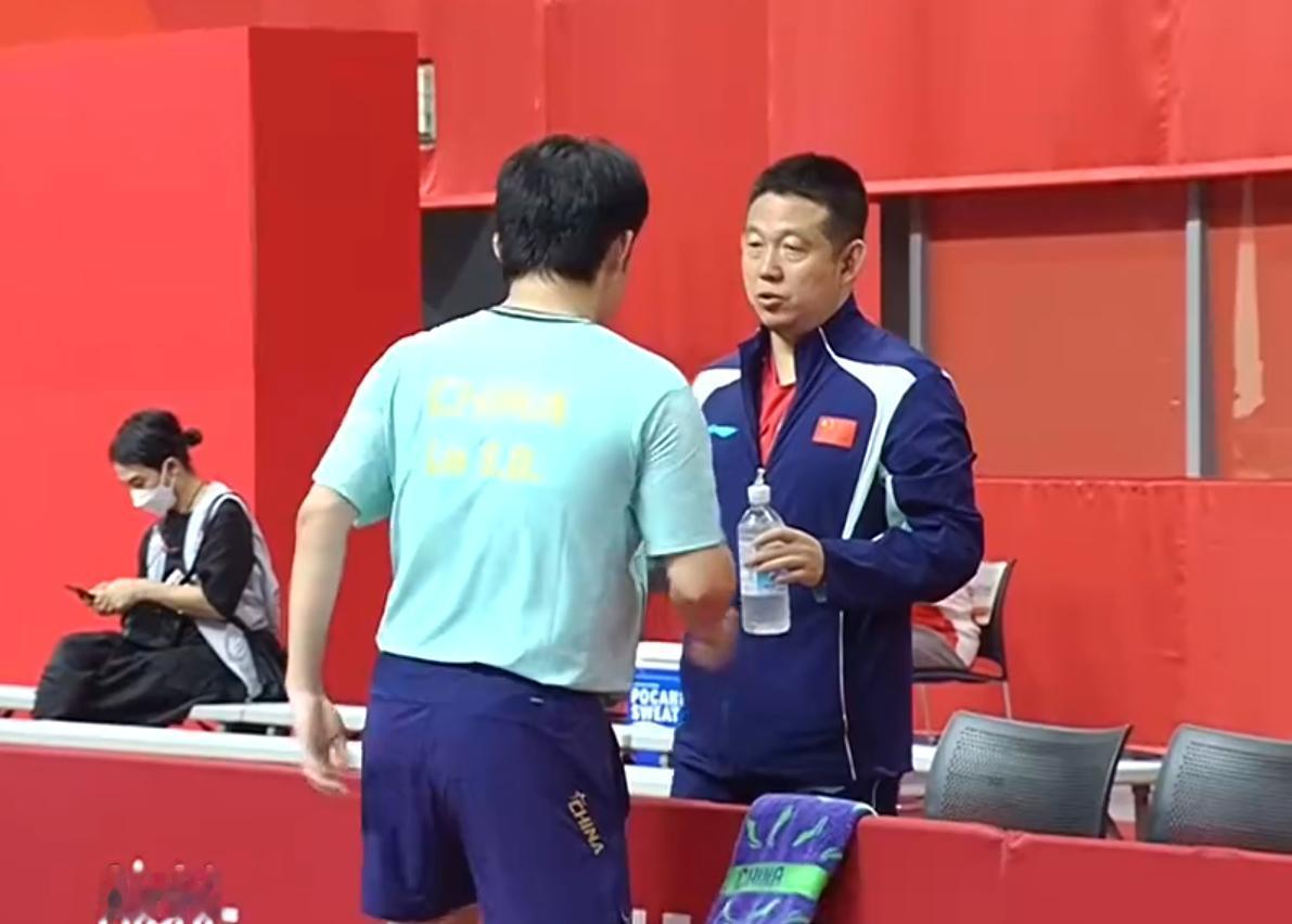 林诗栋4:0零封玛纳什·沙的比赛，为什么不是王皓做现场指导？而是王建军？首先