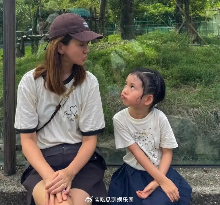 王阳老婆国庆节带娃逛动物园，43岁高斯穿T恤短裙像邻家姐姐，又瘦又年轻。4岁女儿