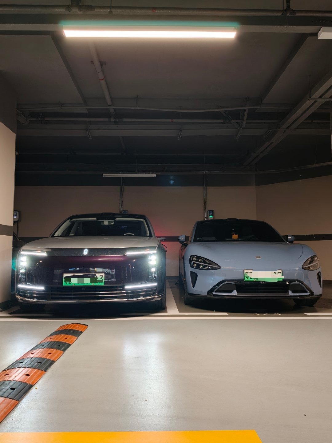 作为前SU7车主和现尊界S800车主表示，这俩车都很帅，但气场是真完全不一样