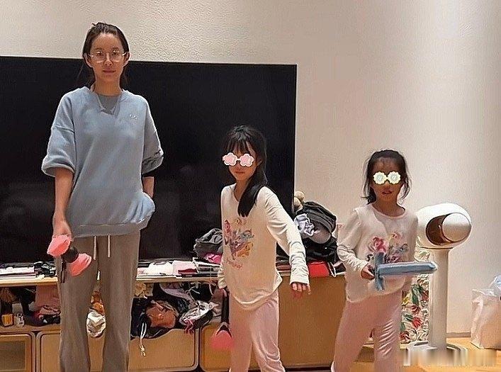 41岁陈赫被张子萱带俩闺女追着打，素颜肤色有点黑袜子包裤腿，网友笑他这女生宿舍排最后还乐在其中​