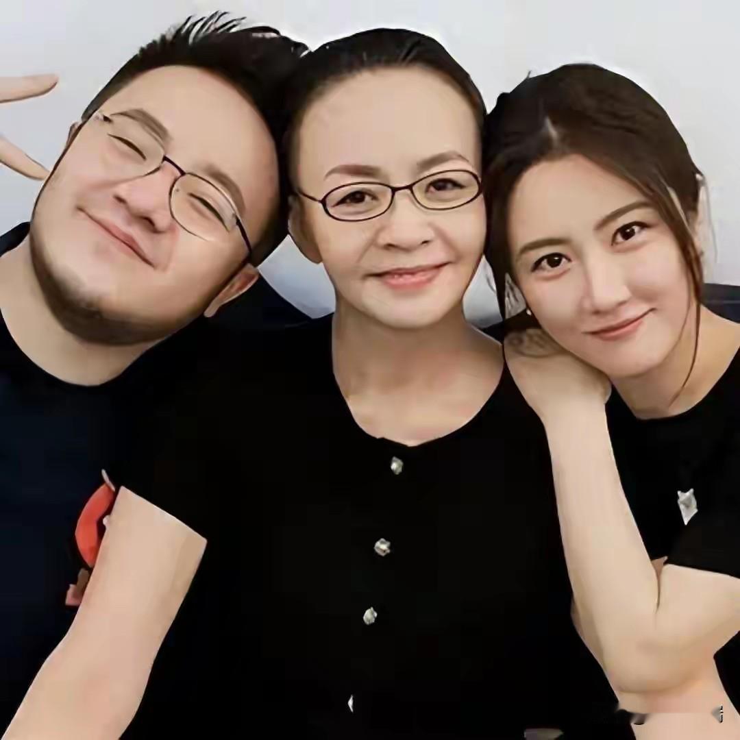 宋丹丹的幸福又升级了！本以为两个孙子随宋姓已圆满，没想到巴图直播翻身买大平层，