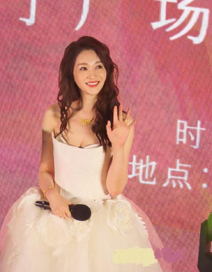 今天李小冉在出席时尚活动的时候搭配的像个漂亮的新娘子，看上去格外的美，也显得好年