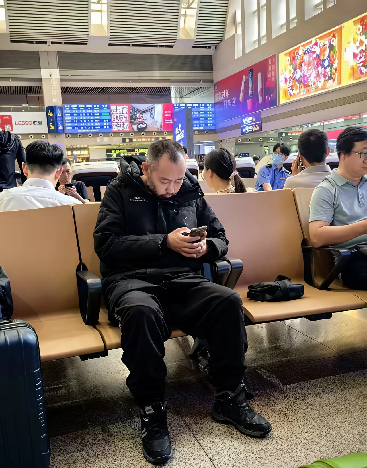 在沈阳站遇到了一位疑似穿越的人，大伏天的这哥们经历了什么？