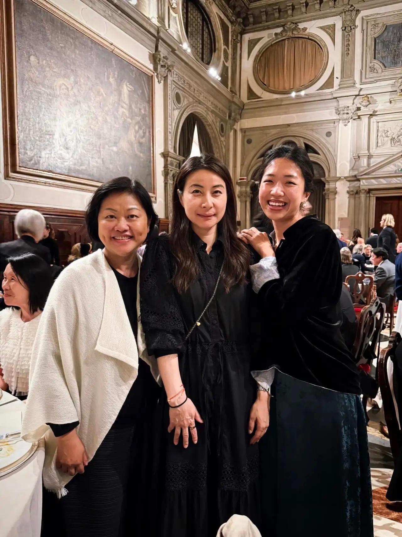郭晶晶和老公霍启刚在威尼斯参加艺术展晚宴，她穿着一条黑色裙子，脸部素颜，皮肤状态