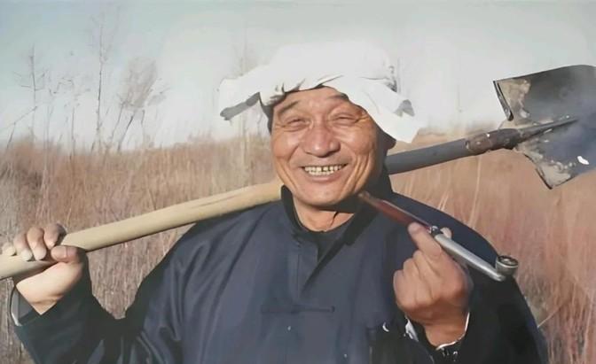 1984年，陕北汉子卖掉84只羊，承包3000亩荒沙，媳妇一把拽住他，跪在地上哭