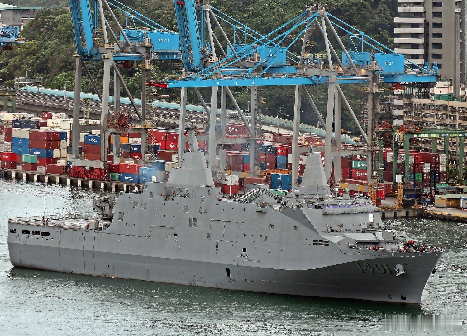 弯弯自己建造的玉山号船坞登陆舰服役才两年，出门航行了一次，结果螺旋桨就烂了​​