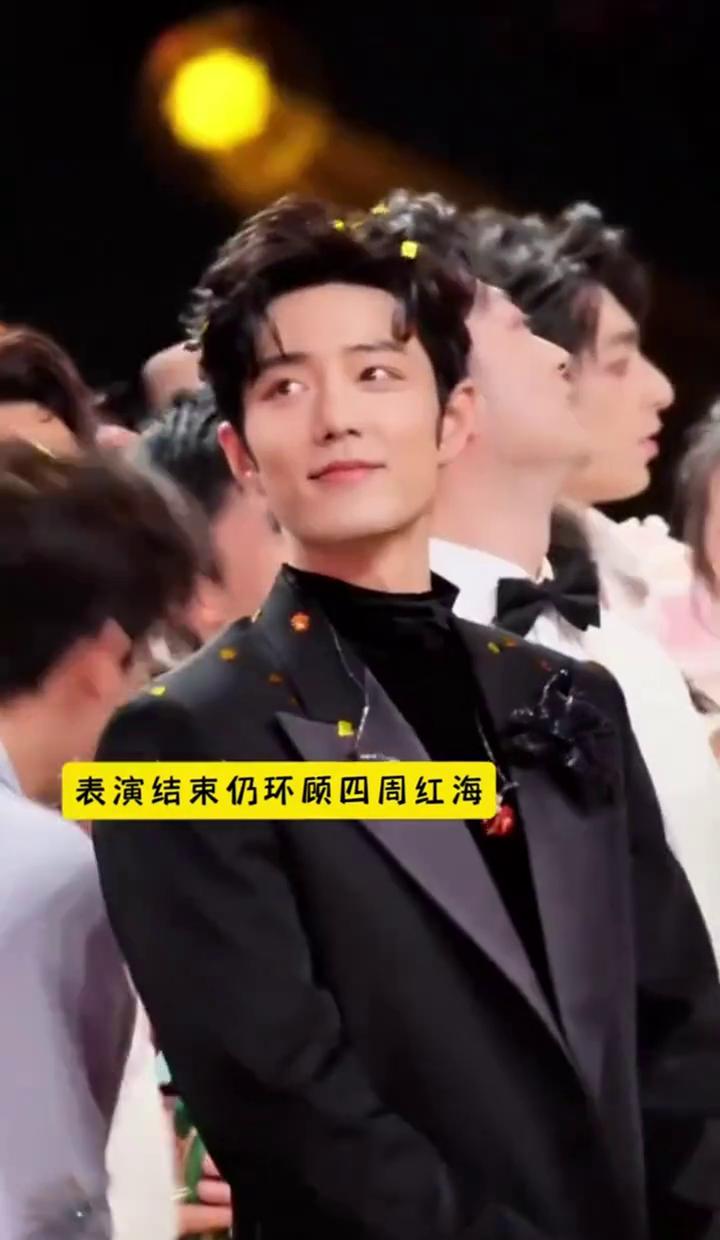 灯牌瞬间点亮。尖叫撕裂空气。肖战站在光里，目光扫过台下——不是扫，是吞噬。