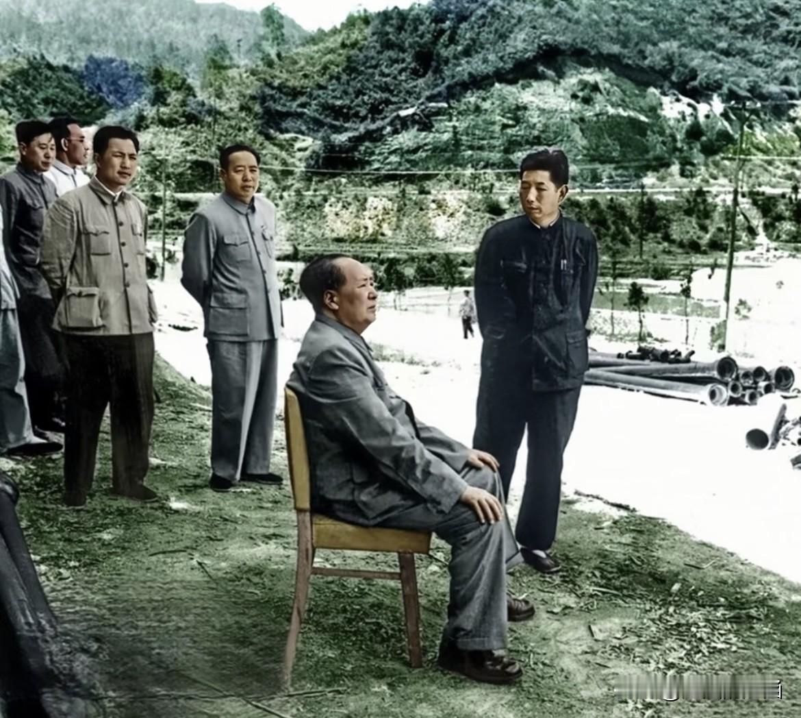 很多人都看过这张照片，却少有人知道它背后的故事。1965年5月29日上午，井冈