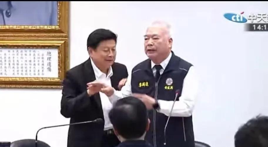 国民党副主席季连麟指控韩国瑜“卖党求荣”，可以说，捅了马蜂窝了，国民党党团总召傅