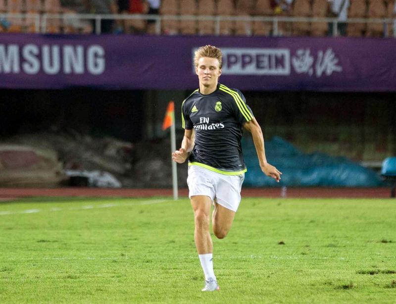 厄德高引以为傲的防守，实际上只是在指挥交通，也没上身体，也没转化成抢断，就是站站