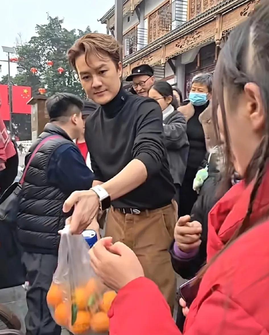 这才是真明星！12月27号，吴克勤在四川乐山旅游时，看到一位白发苍苍的老奶奶