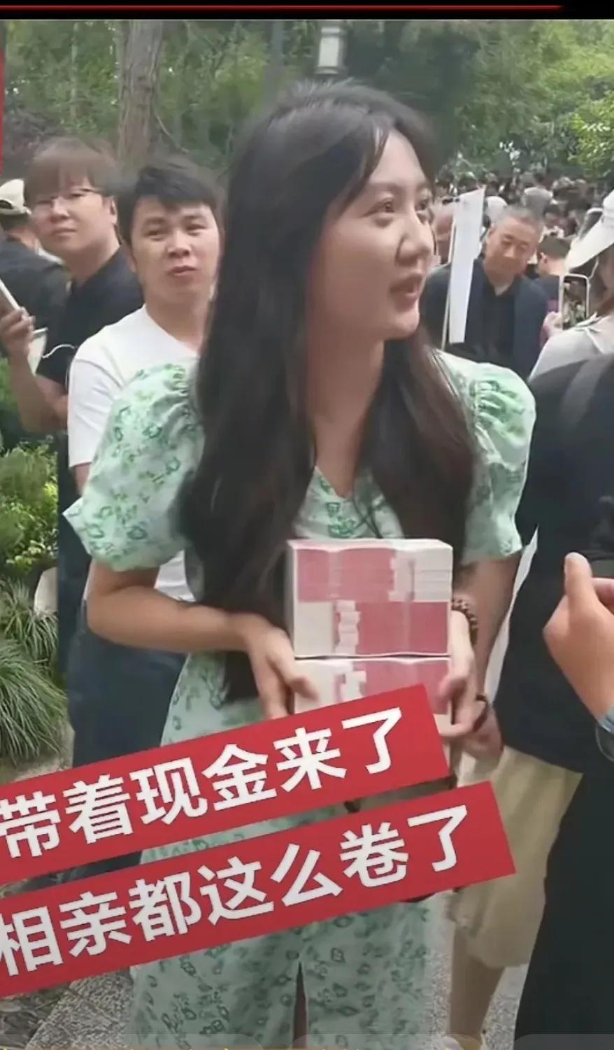 一年轻女子，携带二十万现金，好像抱着一个炸药包,闯入相亲角，刮起一阵内卷旋风。事
