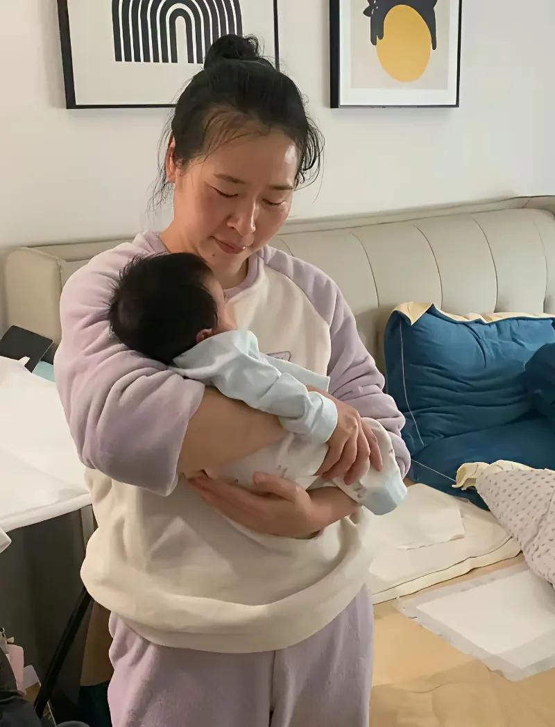 我家孙子出生，儿子雇了个月嫂，一个月13000元，我当时很抵触，一个月花掉130