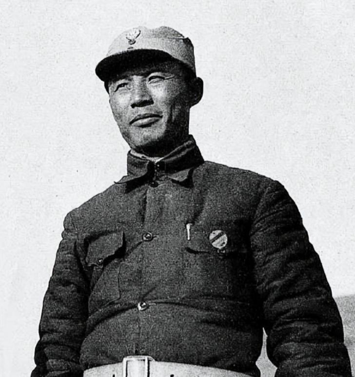 1937年，吕正操麾下一个营被日军包围，吕正操正要去营救，上级却发来三封电报：“