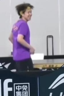 2月21日王楚钦训练时穿紫色T恤，蹦蹦跳跳状态超在线，看得出来心情非常好，备战氛