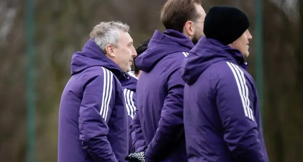 曼联总监威尔考克斯在场边观看了卡里克的首堂训练课在他逐渐掌权的这半年，他经常旁观