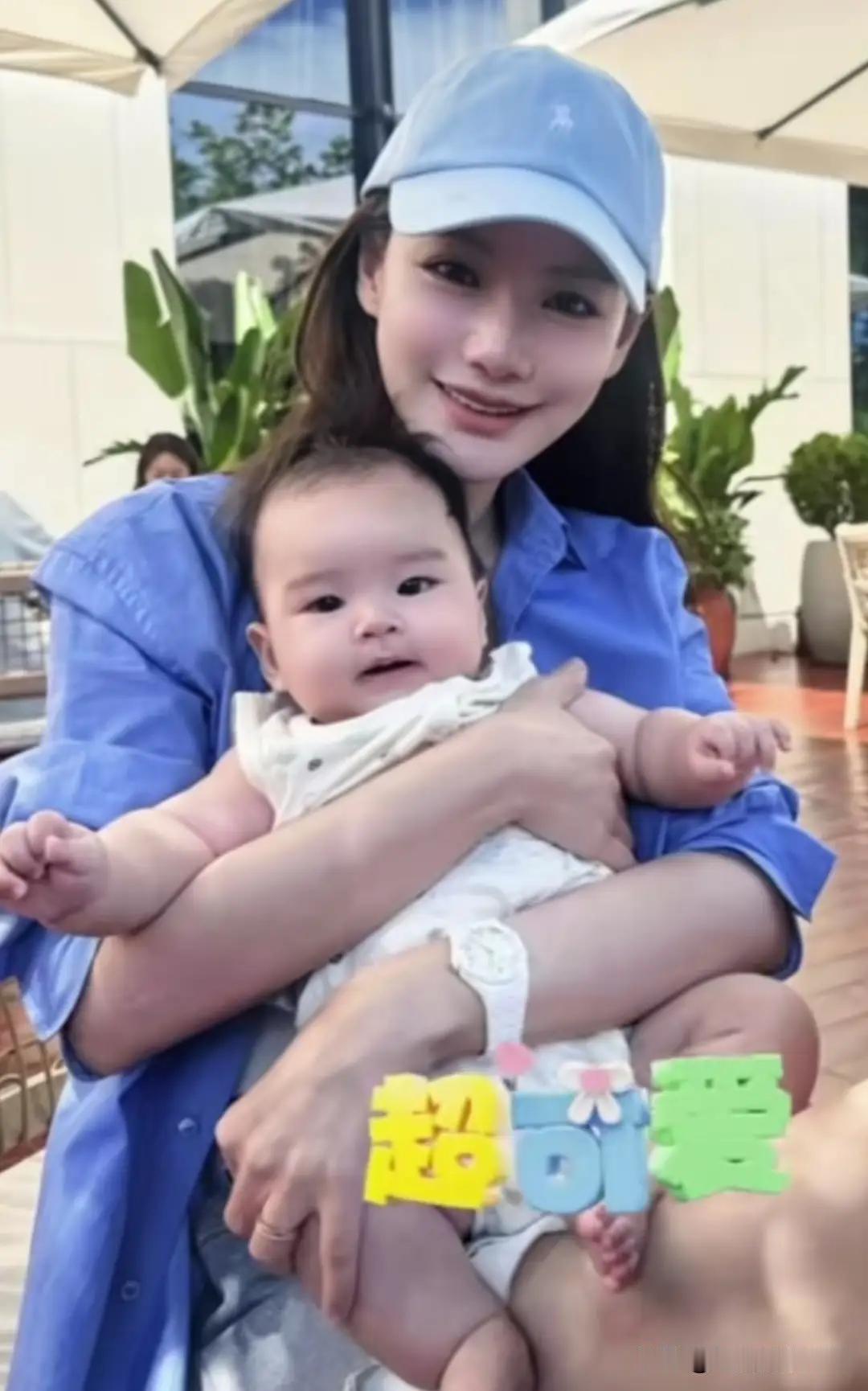汪小菲这儿子养得是真好，胖嘟嘟的，那小手小脚跟个莲藕似的，包子脸，眼神明亮，一看