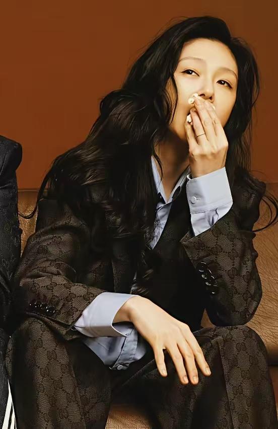 两个人不合适离婚很正常，再婚也正常，但不正常的是她为什么总是告前夫要生活费，对方