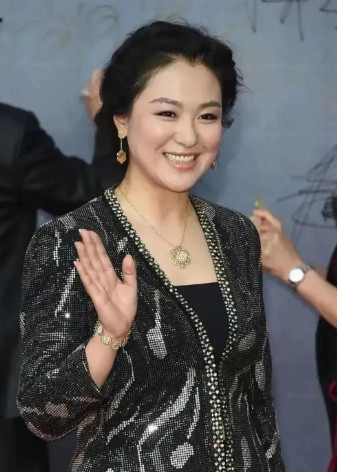 她看起来长的这么普通，又没有倾国倾城的容颜，身材也发福，特别是腰又圆又粗的，怎么