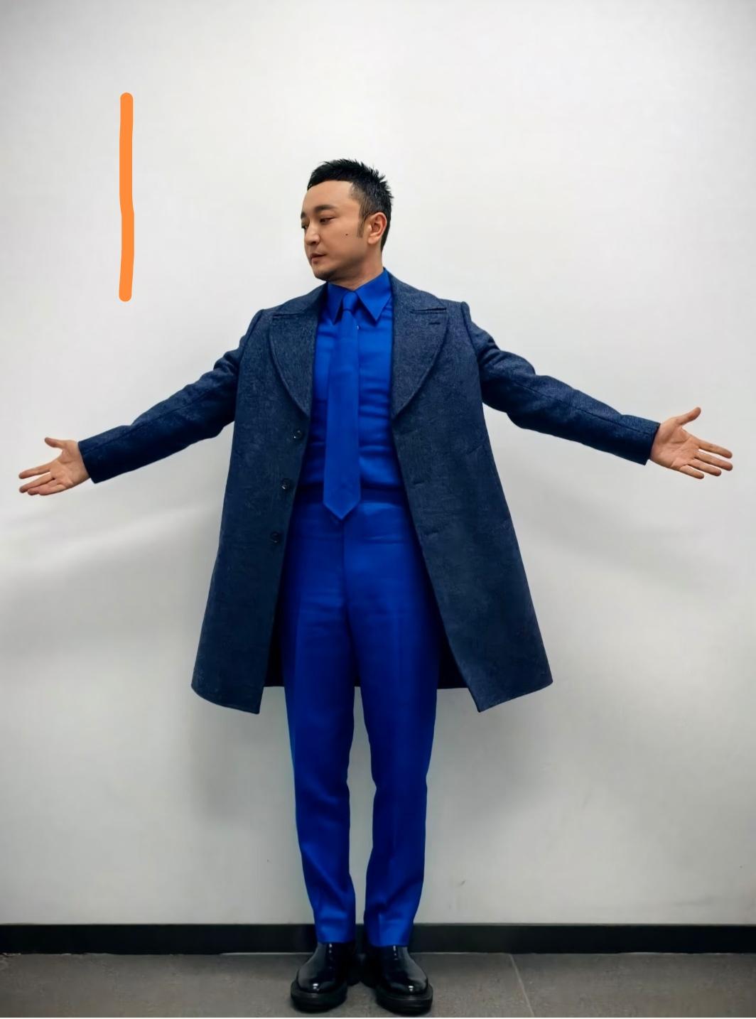 小尼，还是第一套衣服好看些。