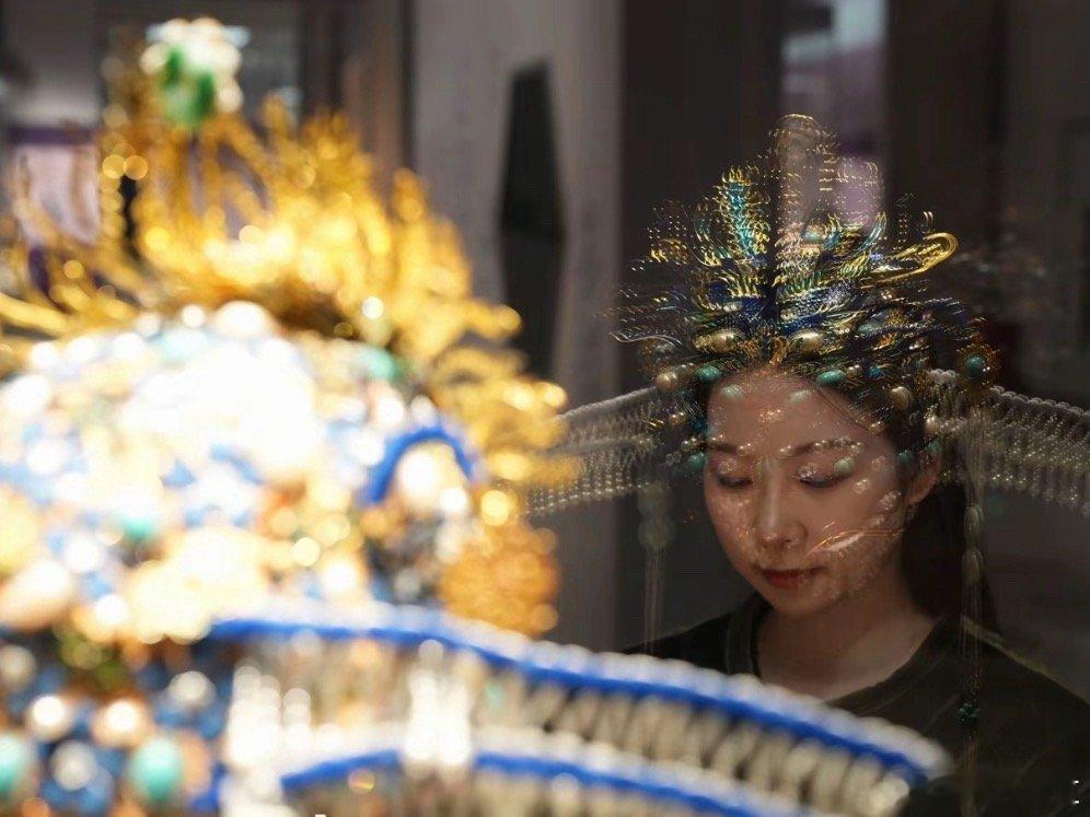 去博物馆，原来可以这样拍照~[微笑]​​​