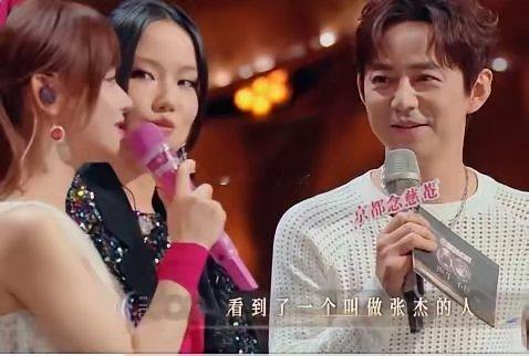 我就说何炅不退休迟早会出事！在最近的《声生不息》节目上，何炅作为主持人问黄霄雲为