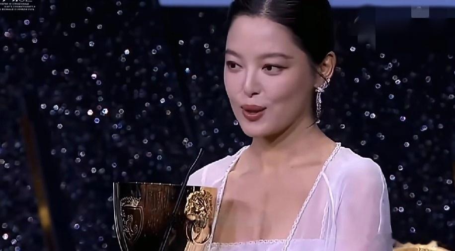 刘亦菲这下是彻底尴尬了！虽说自己占据了c位，可是各大网站都在嘲她，“实力与站位不