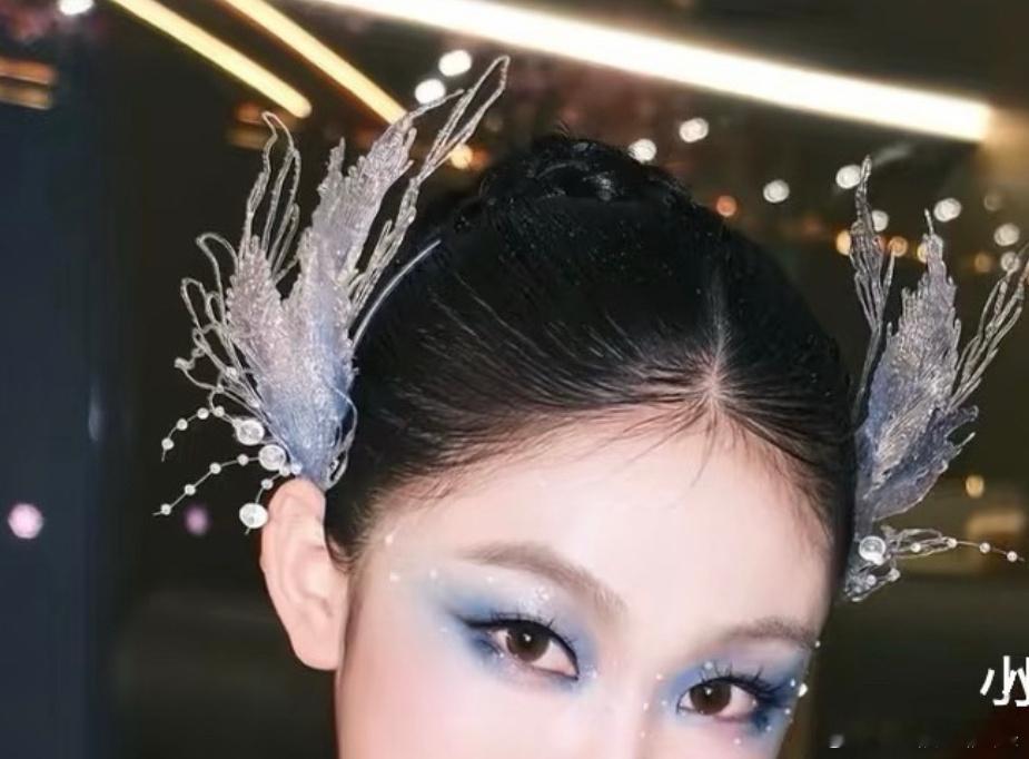 春晚迪丽热巴那个裙子居然是紫色啊而且妆容很漂亮，就是舞台吃妆，灯光毁了所有伴舞那