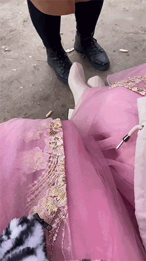 快过年了穿着好看衣服回村，就会是这个下场