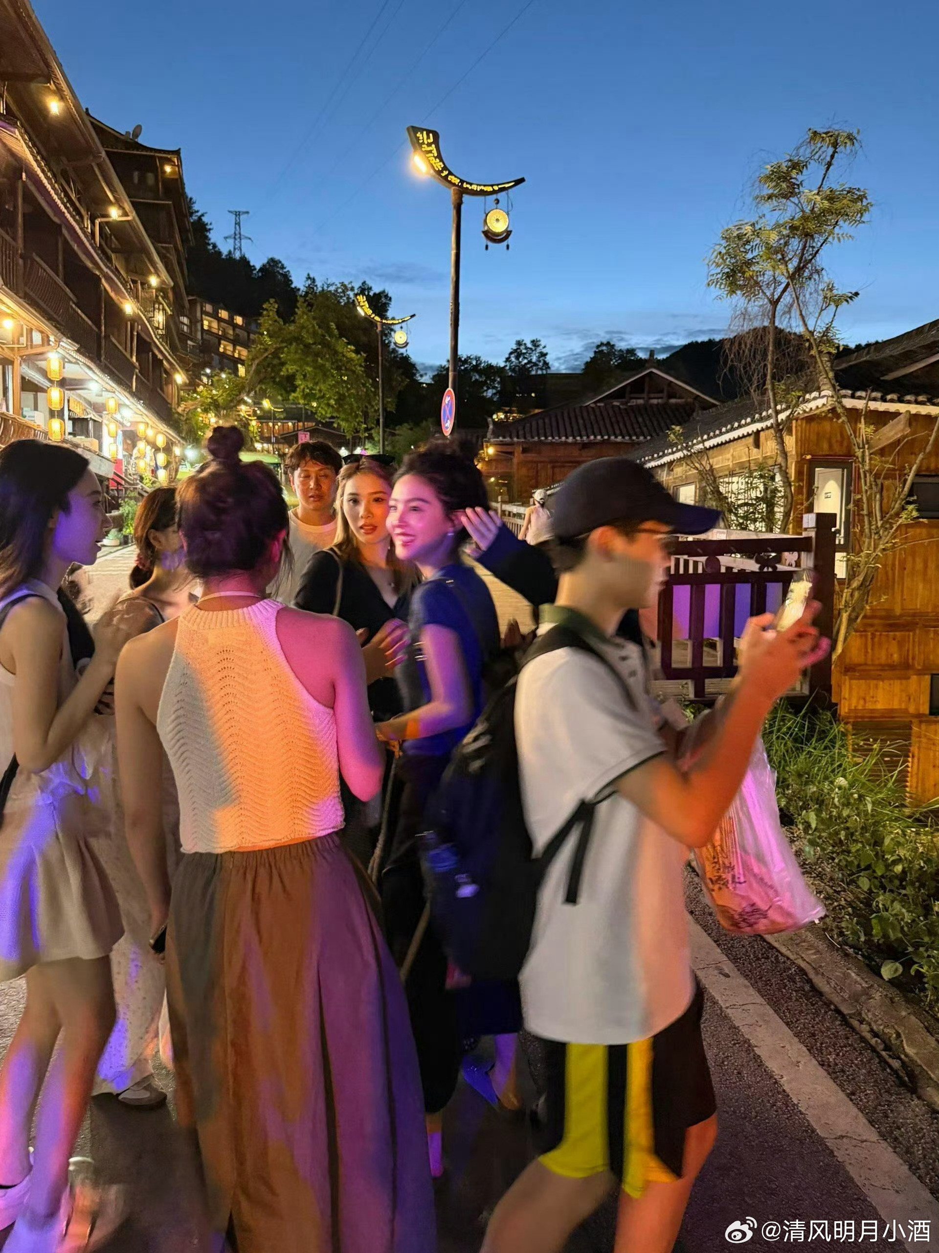 千户苗寨偶遇章若楠千户苗寨还是挺有氛围的，青山环绕，随处都是浓郁苗族风情