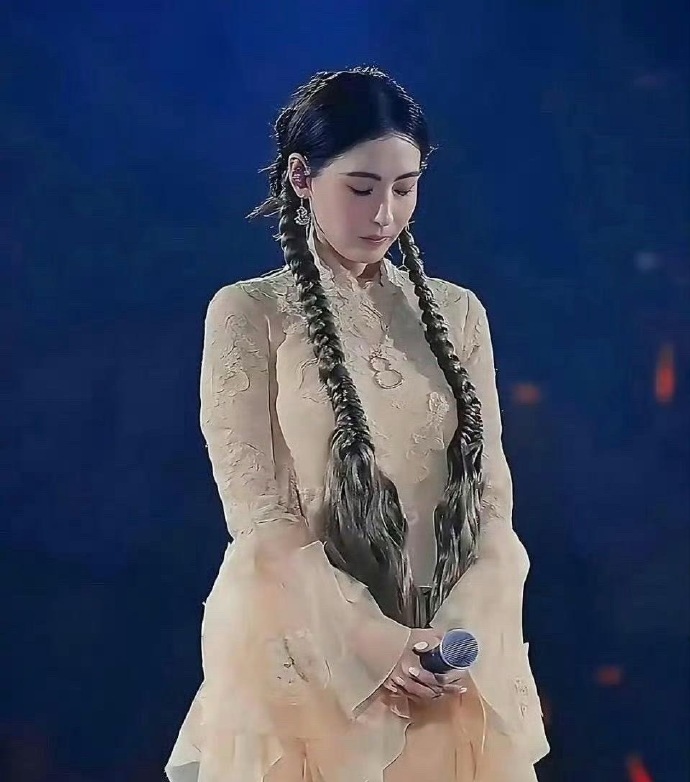 她不愧是香港最后的美人！张柏芝现身林家谦演唱会状态封神，42岁依旧精致得像洋娃娃