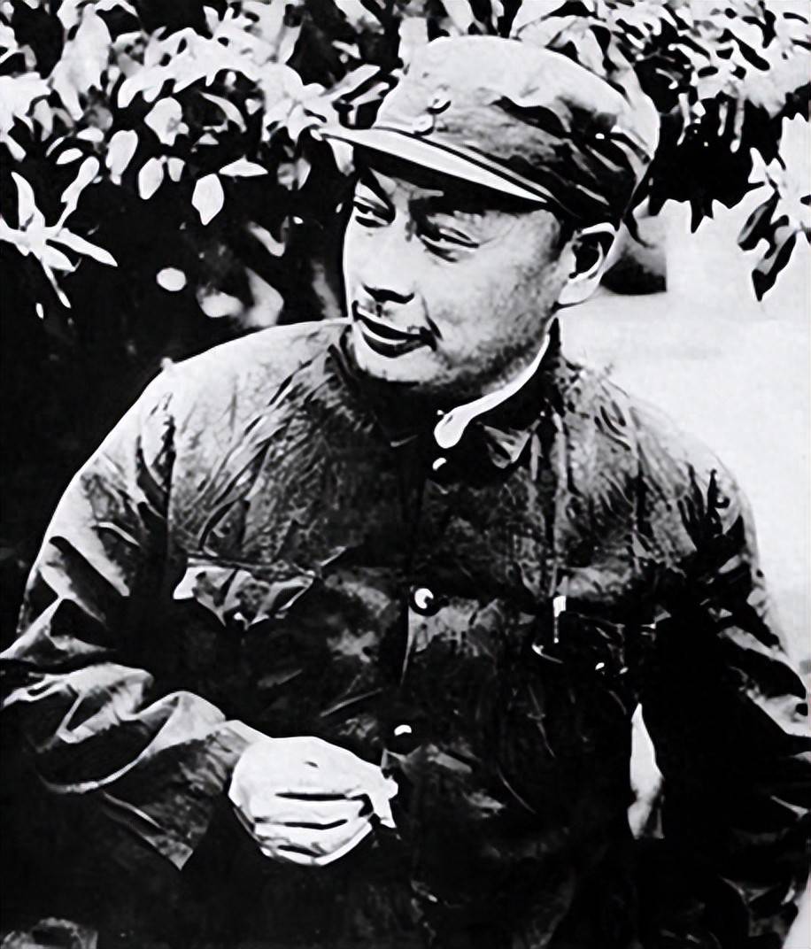 1936年冬，陈毅被敌人围困在梅山上，躲在一个岩洞里20多天。就在生死关头，当地