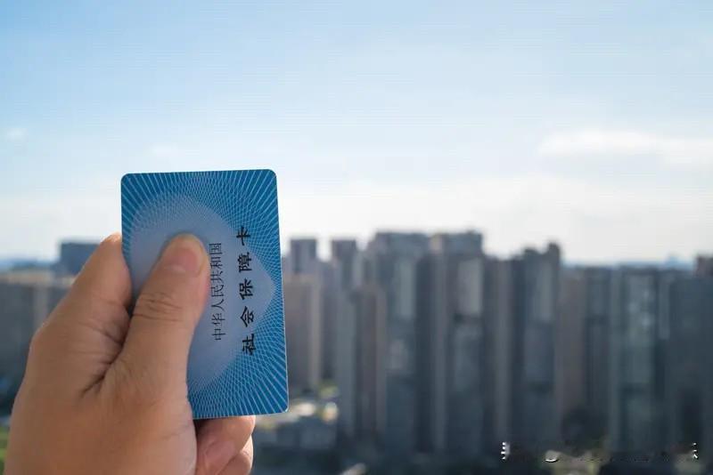 很多人羡慕那些退休老人每个月能拿到几千，甚至过万的退休工资。与其羡慕现在的老人