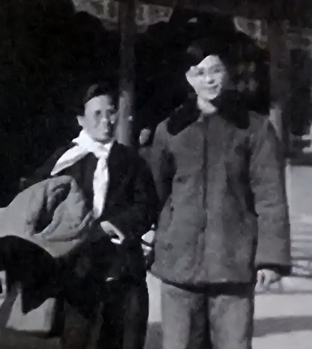 1941年，谢育才夫妇被捕，在狱中生下一个儿子。为逃出去，夫妻二人只能将儿子遗弃