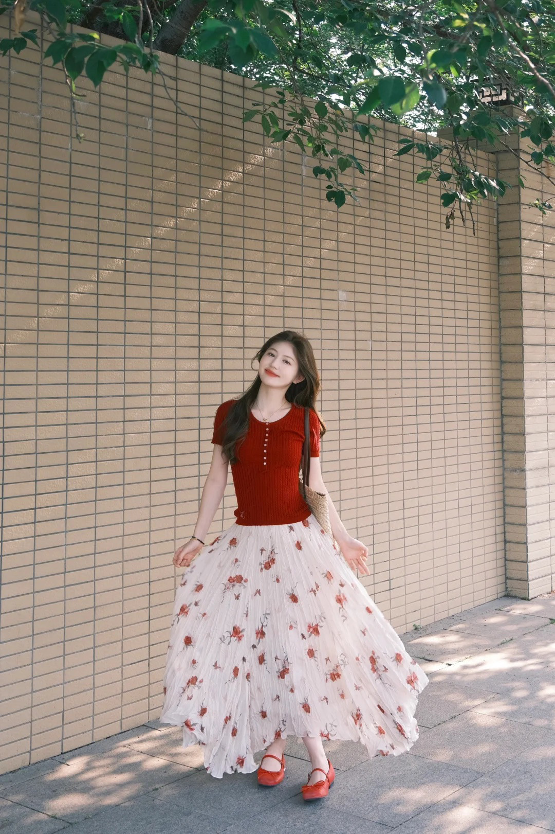 这一套太美了吧……干枯玫瑰红的上衣搭配碎花裙，浪漫温柔又充满女人味。上衣是大领口的修身设计，很好凸显