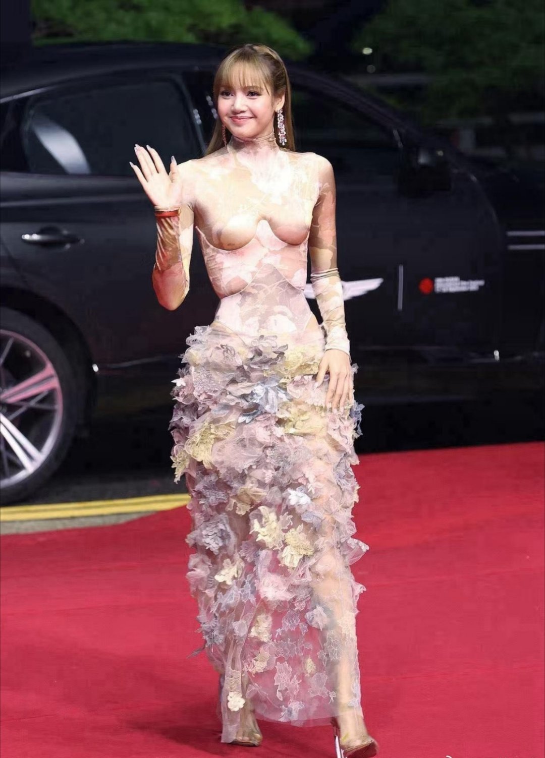 Lisa繁花长裙，好紧的裙子，好看吗？​​​
