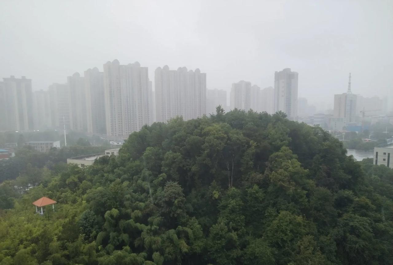 今天下午，永州冷水滩刮大风、下大雨。天气凉爽了许多，空气清新了许多。我们病屋在