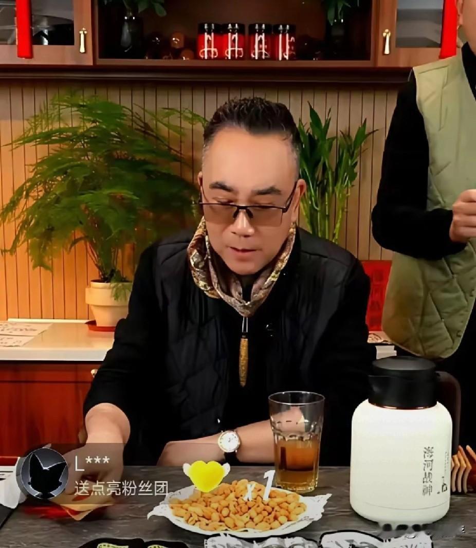 杨仪的徒弟兼助理小辉真狂妄，竟然在直播间说“到天津演相声，离开杨家就别想登台！”