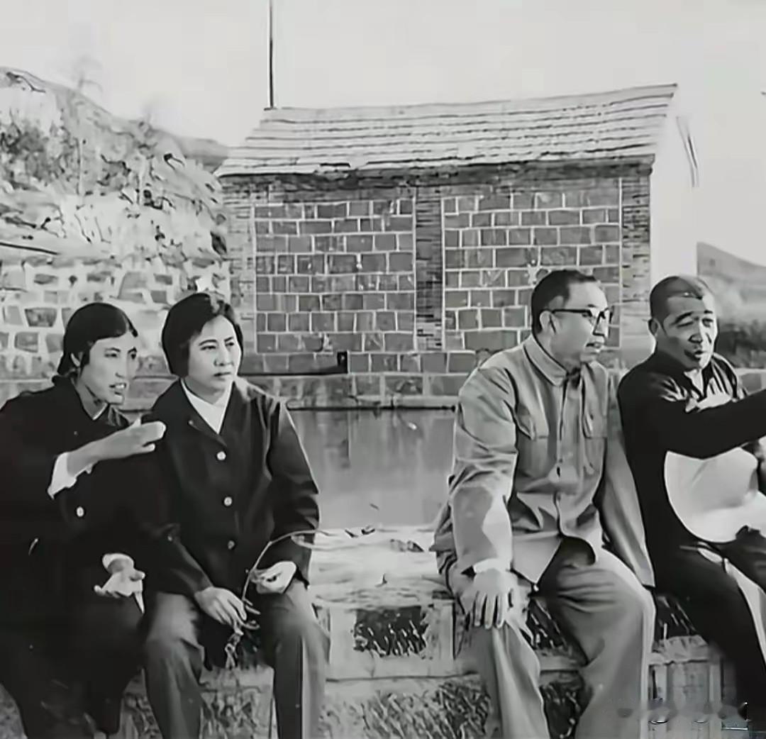 🍁这是70年代，华国锋在大寨调研，与副总理吴桂贤一同席地而坐，听取陈永贵、郭凤