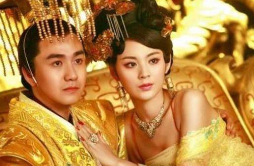 一天，东晋皇帝司马曜醉酒后，对身旁的张贵人说：“你年近三十，美色大不如前，又没生