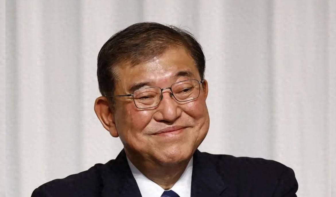 特朗普拉了石破茂一把？日首相暂不换人，85岁“造王者”下死命令